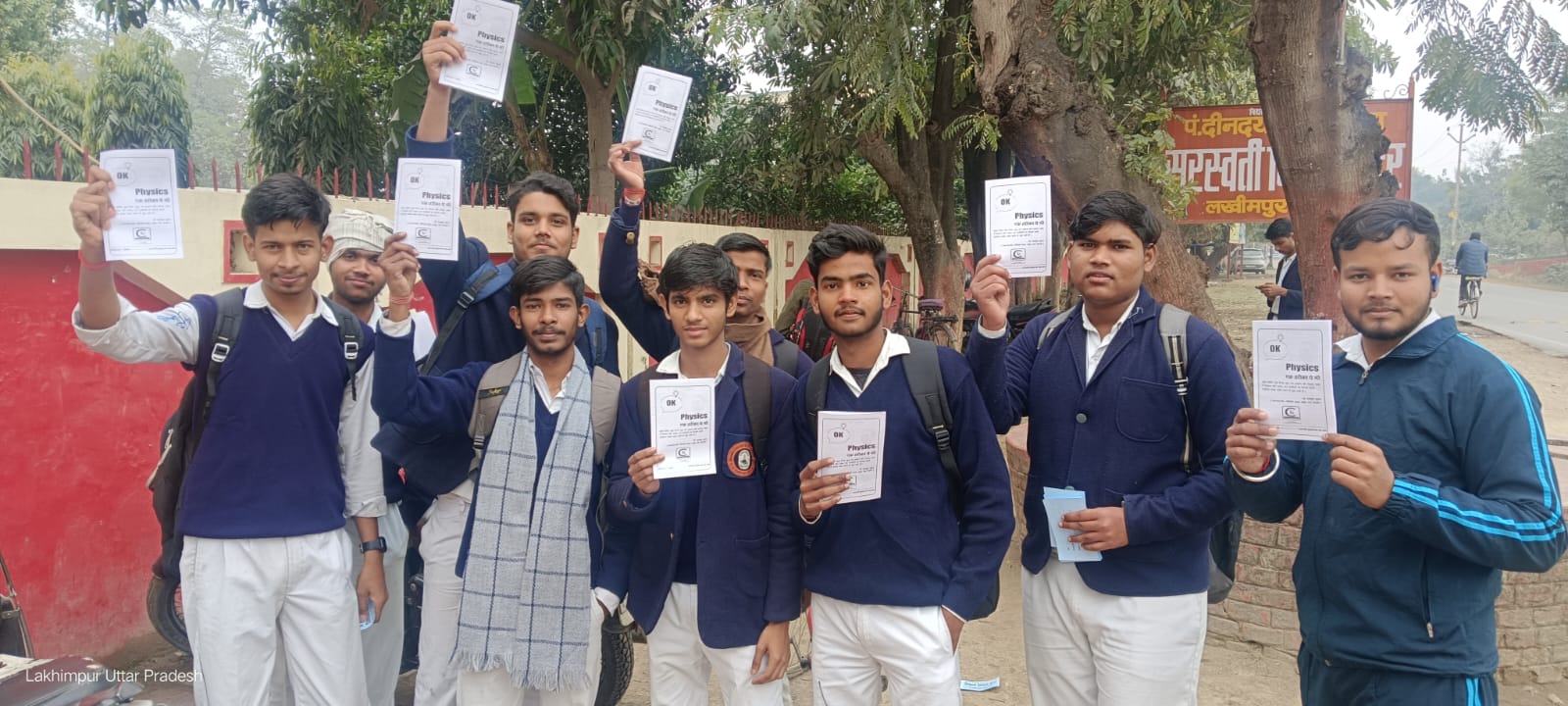 बच्चों में भौतिकी के डर को कम करने के एक प्रयास के रूप में बेहतर अध्ययन को लेकर लिखी गयी एक पुस्तिका के साथी द्वारा वितरण के वक़्त