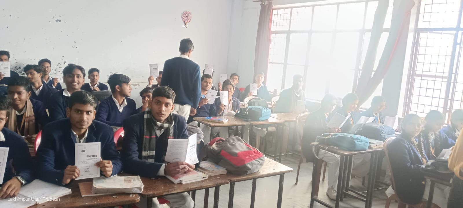 लखीमपुर के एक स्कूल में भौतिकी के बेहतर अध्ययन को लेकर लिखी गयी एक पुस्तिका के साथी द्वारा वितरण के वक़्त