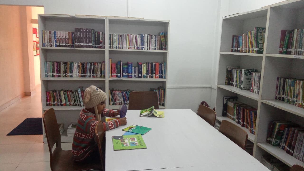 अजीम प्रेम जी फाउंडेशन पिथौरागढ़ के पुस्तकालय में, बेटे  द्वारा रंगीन चित्रों वाली पुस्तकों के अध्ययन का आनंद लेते हुए  एक यादगार तस्वीर