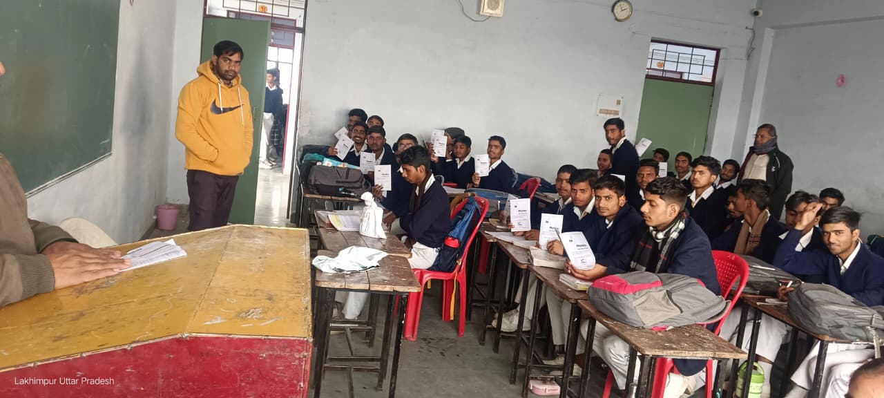 भौतिकी के बेहतर अध्ययन को लेकर लिखी गयी एक पुस्तिका के साथ उत्साही चेहरे