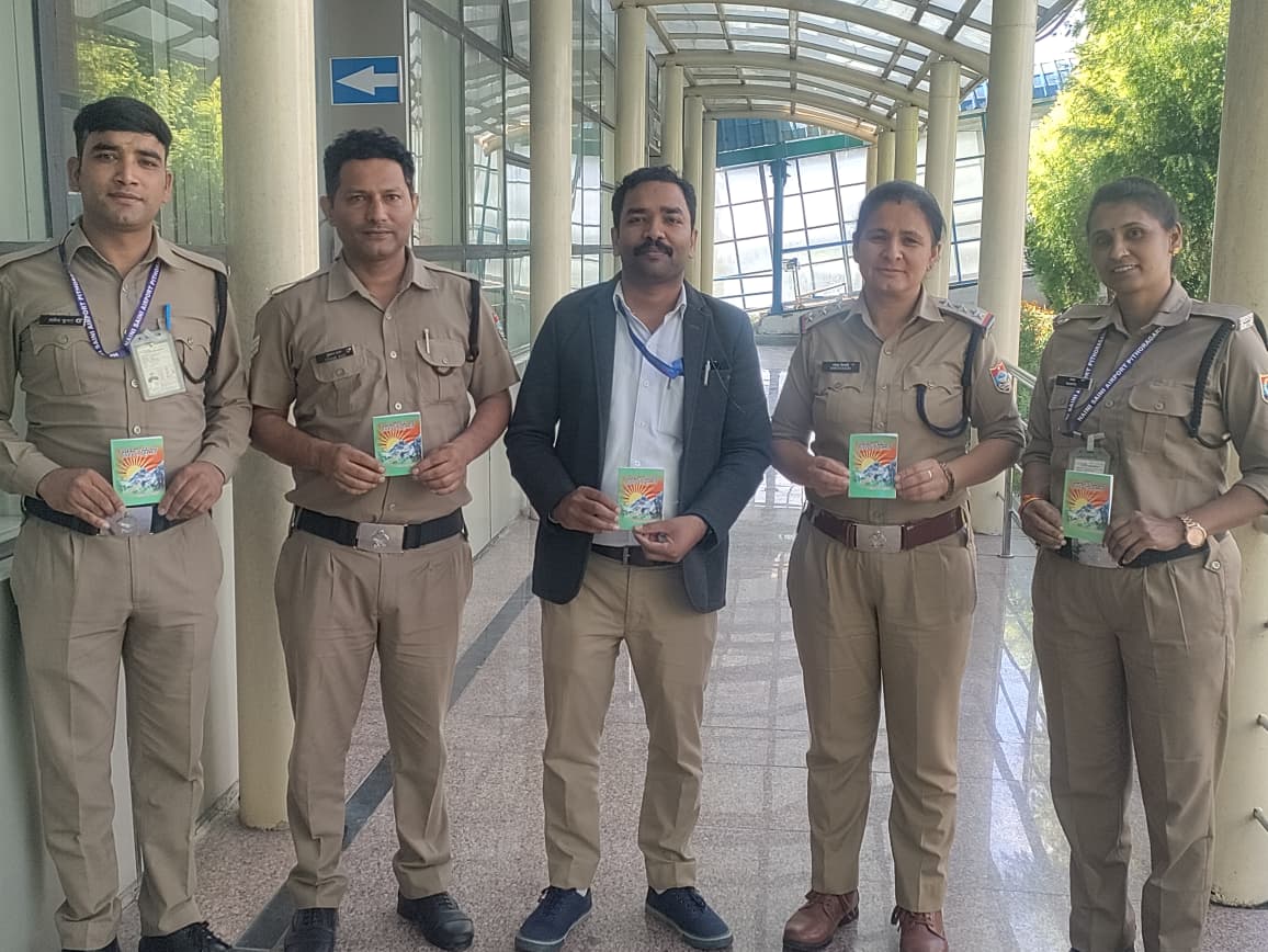सुरक्षा के लिए प्रतिबद्ध और मुस्तैद पुलिस अधिकारी एवं जवानों को अध्यात्मिक पुस्तिका प्रदान करने के दौरान, पिथौरागढ़ 2025