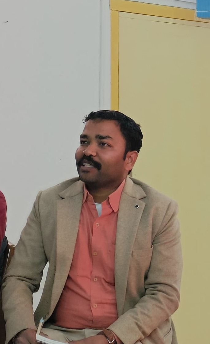 पिथौरागढ़ में पुस्तक परिचर्चा के दौरान "एक बैंक मेनेजर की डायरी" पर बात करते हुए |