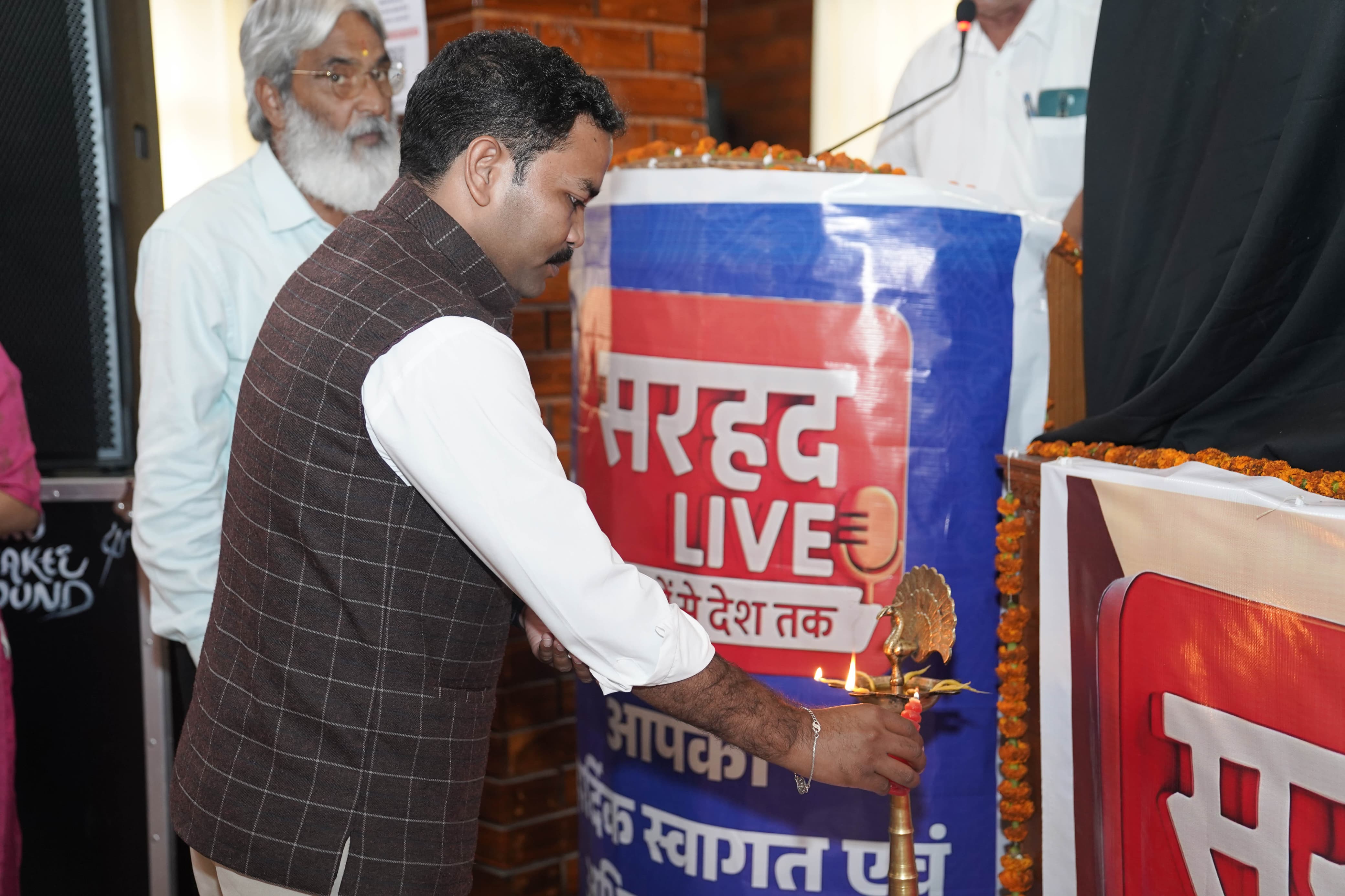 समाजसेवी और शिक्षक श्री विप्लव भट्ट जी द्वारा सरहद LIVE ( सरहद से देश तक )  चैनल के उदघाटन के अवसर पर