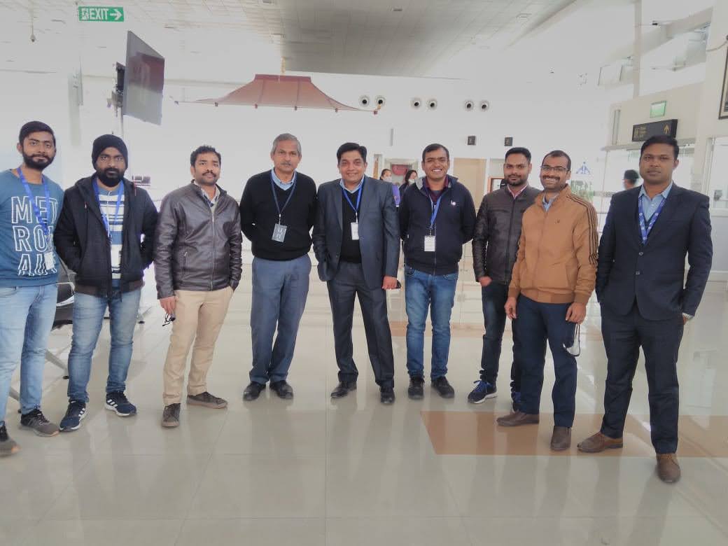 पाक्योंग एयरपोर्ट पर अपने सहकर्मियों के साथ