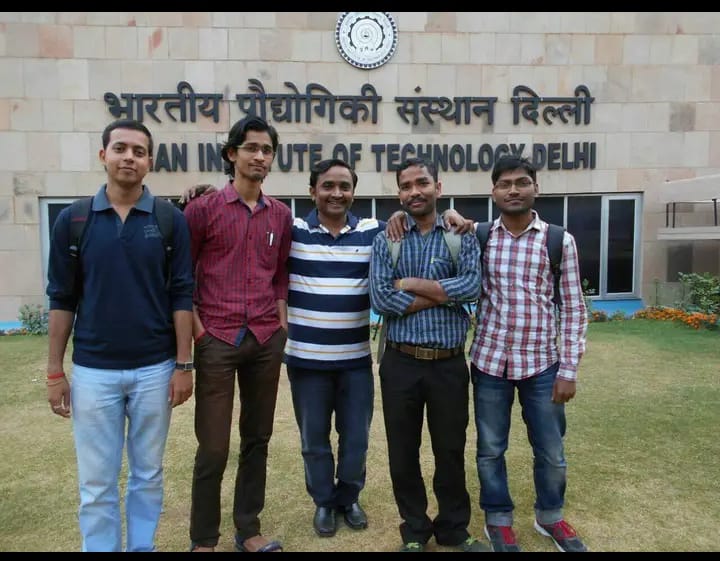 आई आई टी दिल्ली मे एमएससी (भौतिकी) करने के दौरान आदरणीय डॉक्टर सुनील कुमार भैया और साथियों के साथ