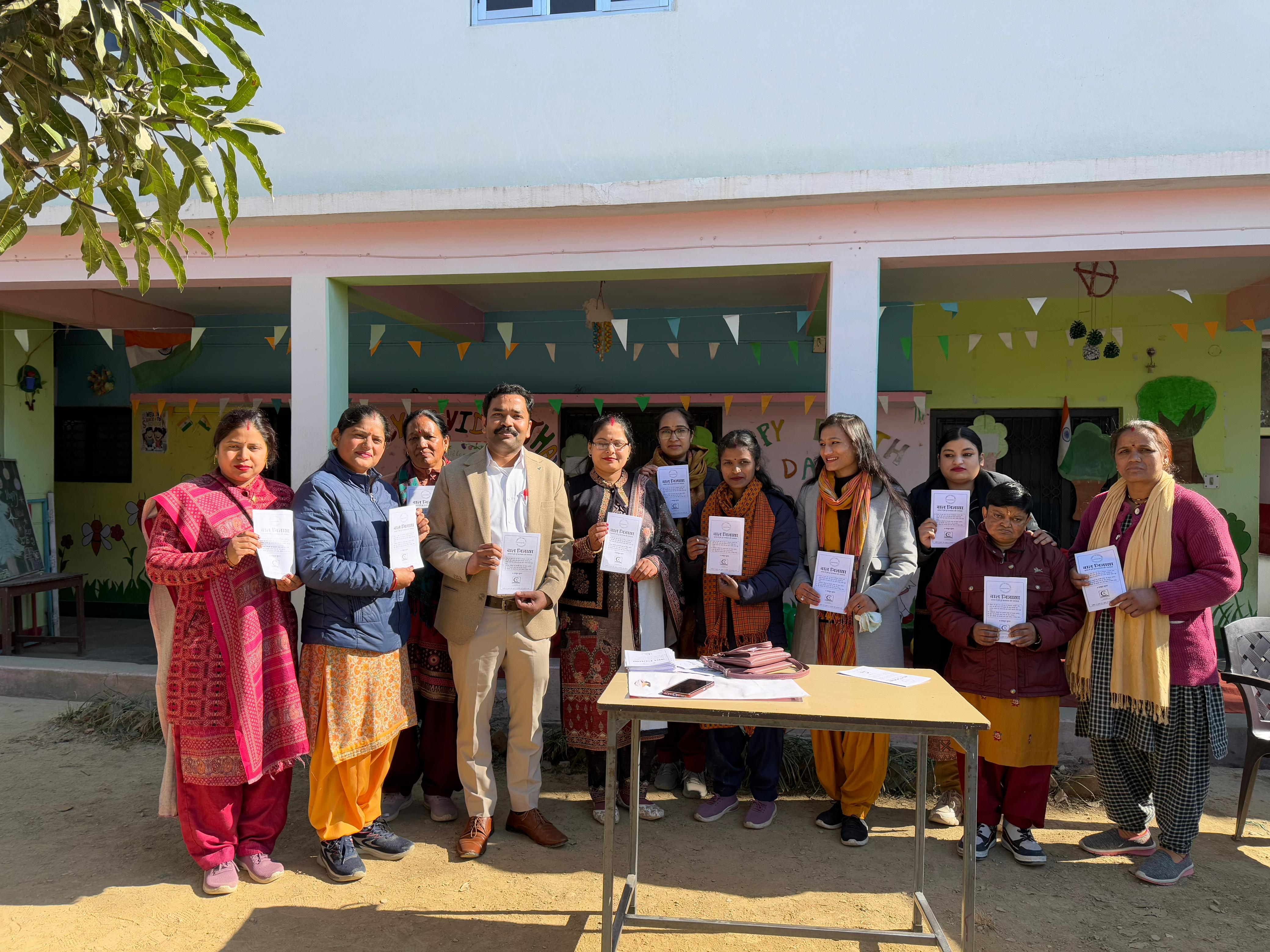 वात्सल्यम विद्यास्थली स्कूल की प्रधानाध्यापिका महोदया और शैक्षिक/गैर शैक्षिक स्टाफ के साथ