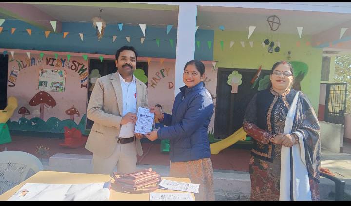 वात्सल्यम विद्यास्थली स्कूल की प्रधानाध्यापिका महोदया को स्वलिखित पुस्तिका की प्रति भेंट करते हुए |