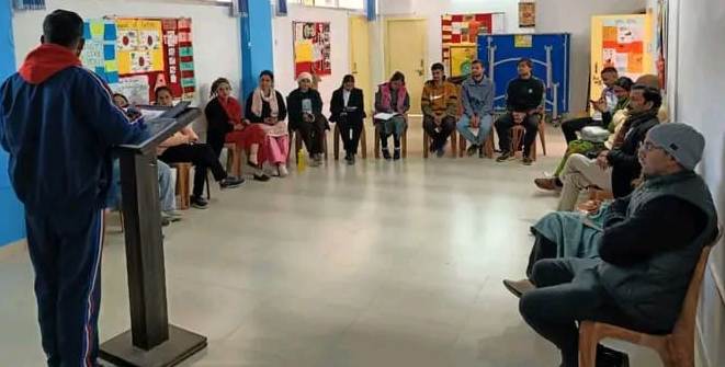 Book Meet के दौरान समन्वयक आदर्श जी, सुधी पाठकों को संबोधित करते हुये