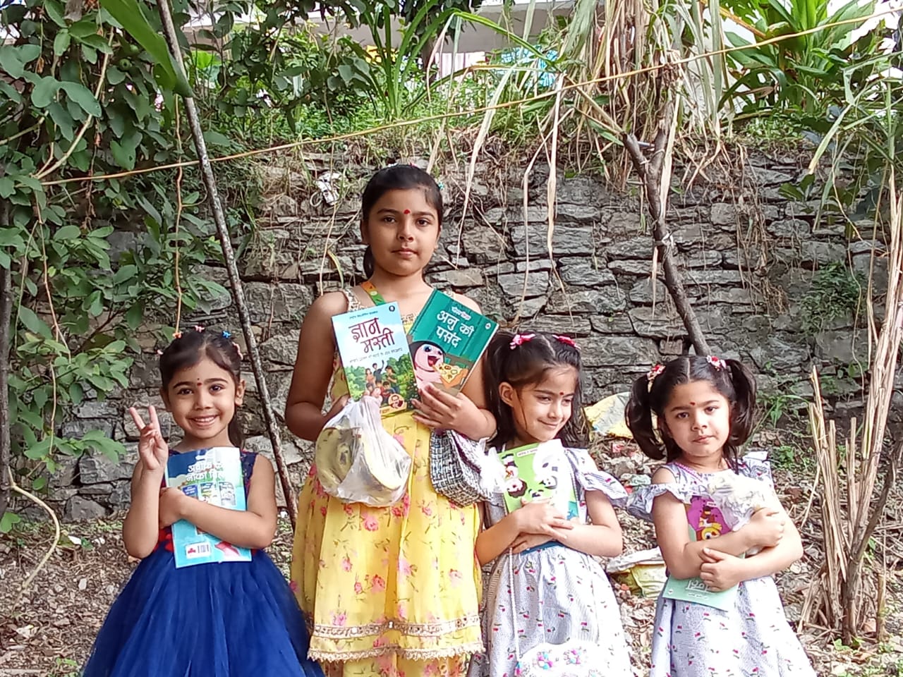 कन्या पूजन के उपरांत कन्याओं को कहानी की रंग बिरंगी पुस्तिकाएँ वितरित की