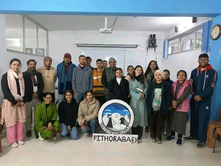 Pahadi Vocals द्वारा अजीम प्रेमजी फ़ाउंडेशन पिथौरागढ़ मे आयोजित Book Meet मे शामिल सुधी पाठकों  के साथ साहित्यिक चर्चा के बाद का एक समूह चित्र जो अन्य लोगों को भी ऐसे आयोजन करने को प्रेरित कर सकता है |