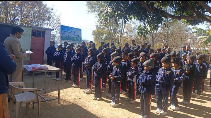 वात्सल्यम विद्यास्थली स्कूल के स्टूडेंट्स को बाल जिज्ञासा पुस्तिका की सामग्री और महत्व से परिचित करवाते  हुए |