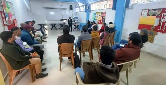 Book Meet के दौरान एक सुधी पाठक, अपनी पढ़ी हुयी किताब से सीख और अनुभव और महत्ता साझा करते हुये