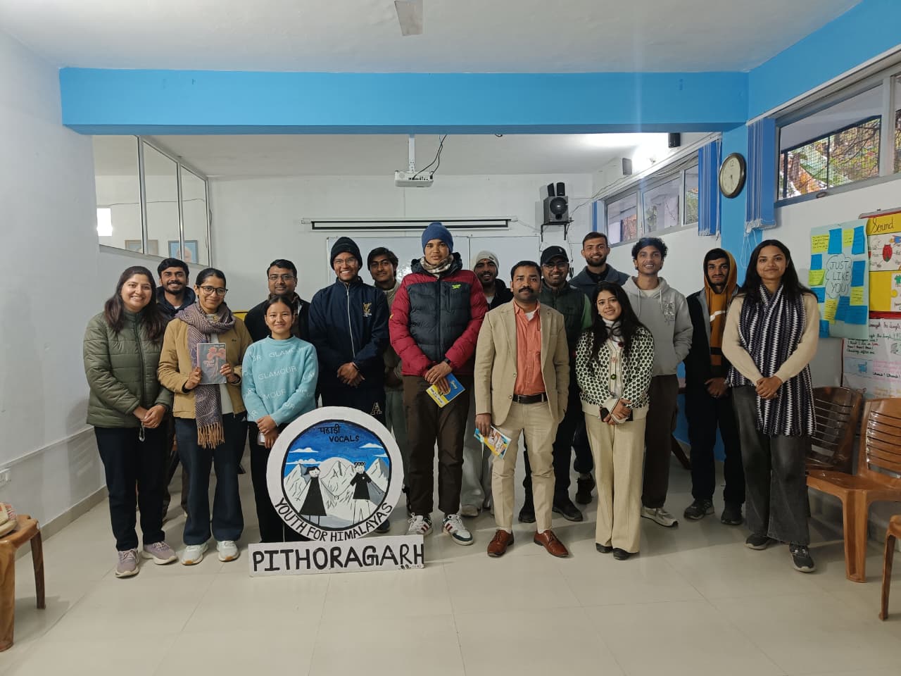 अजीम प्रेमजी फाउंडेशन पिथौरागढ़ के कार्यशाला भवन  में आयोजित पुस्तक परिचर्चा में साथी पाठकों के साथ