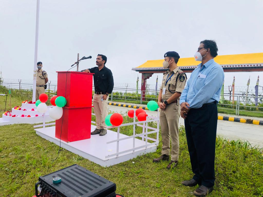 सिक्किम पोस्टिंग के दौरान सुंदर वादियों के बीच पाक्योंग एयरपोर्ट पर स्वतन्त्रता दिवस समारोह मे भाषण के दौरान